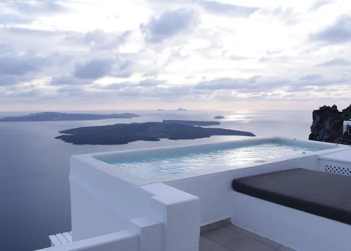 Aqua Luxury Suites By Nomee Hospitality Group